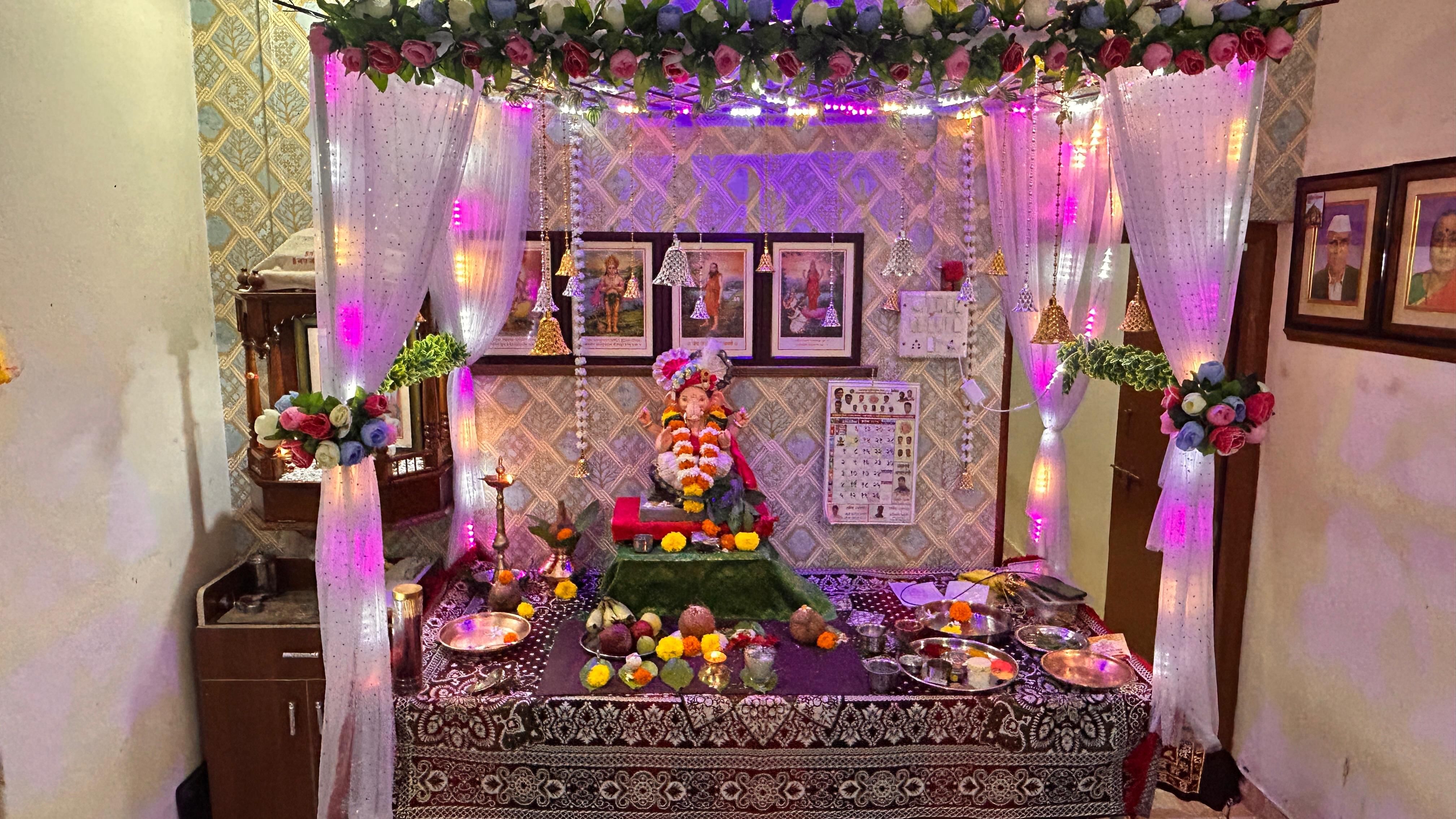 शुभम तोड़कर (शिरगाव) यांच्या घरातील गणपती
