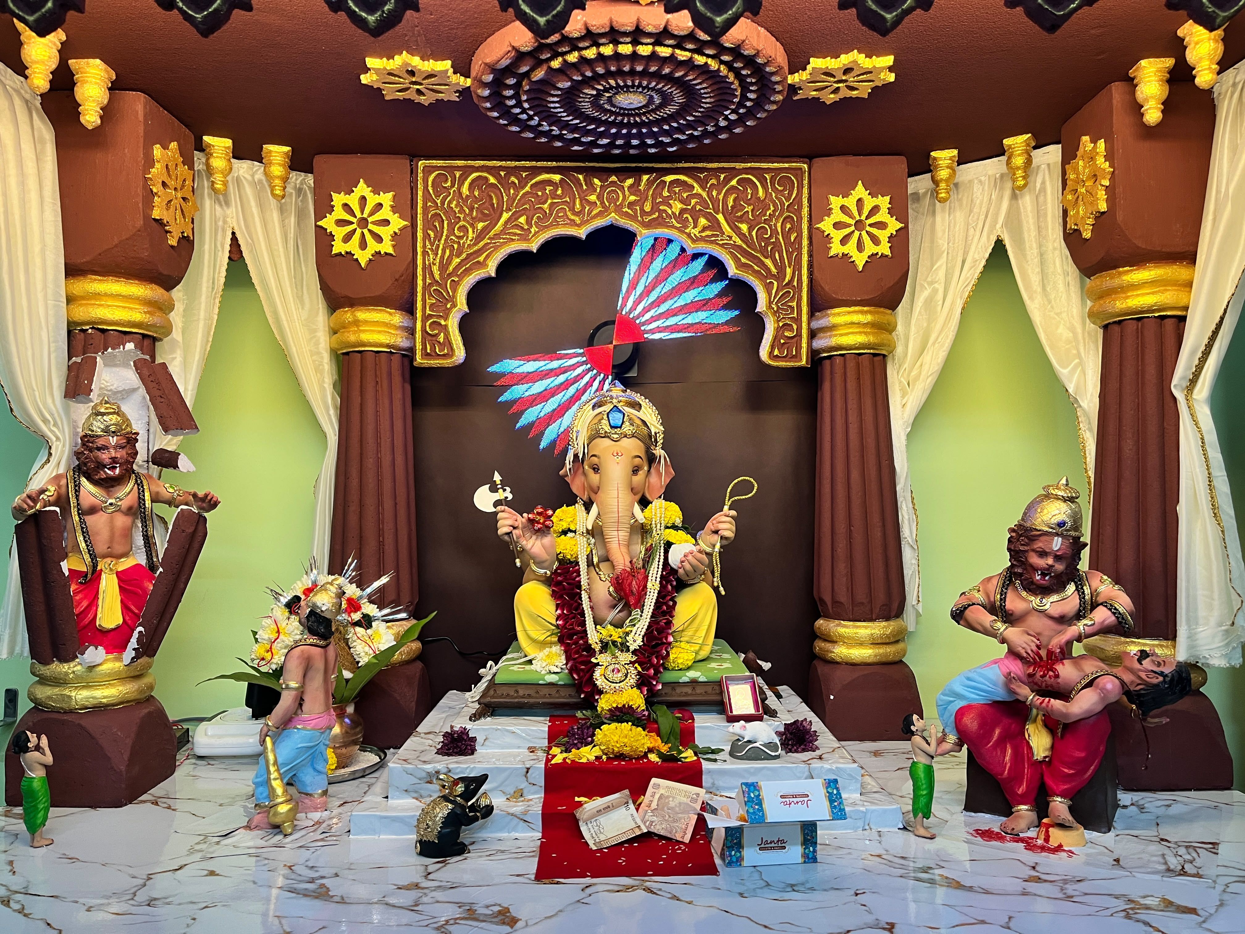 गणेशोत्सवातील नरसिंह अवताराचा दिव्य देखावा