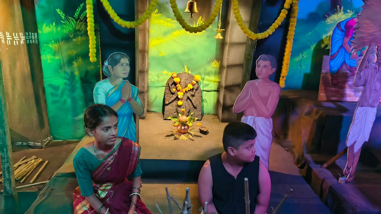 1900 या शतकातील पारंपरिक शेतीची कामे व सणांची परंपरा.
मुख्य Titile:खेड्याकडे चला, photo 3 of 4