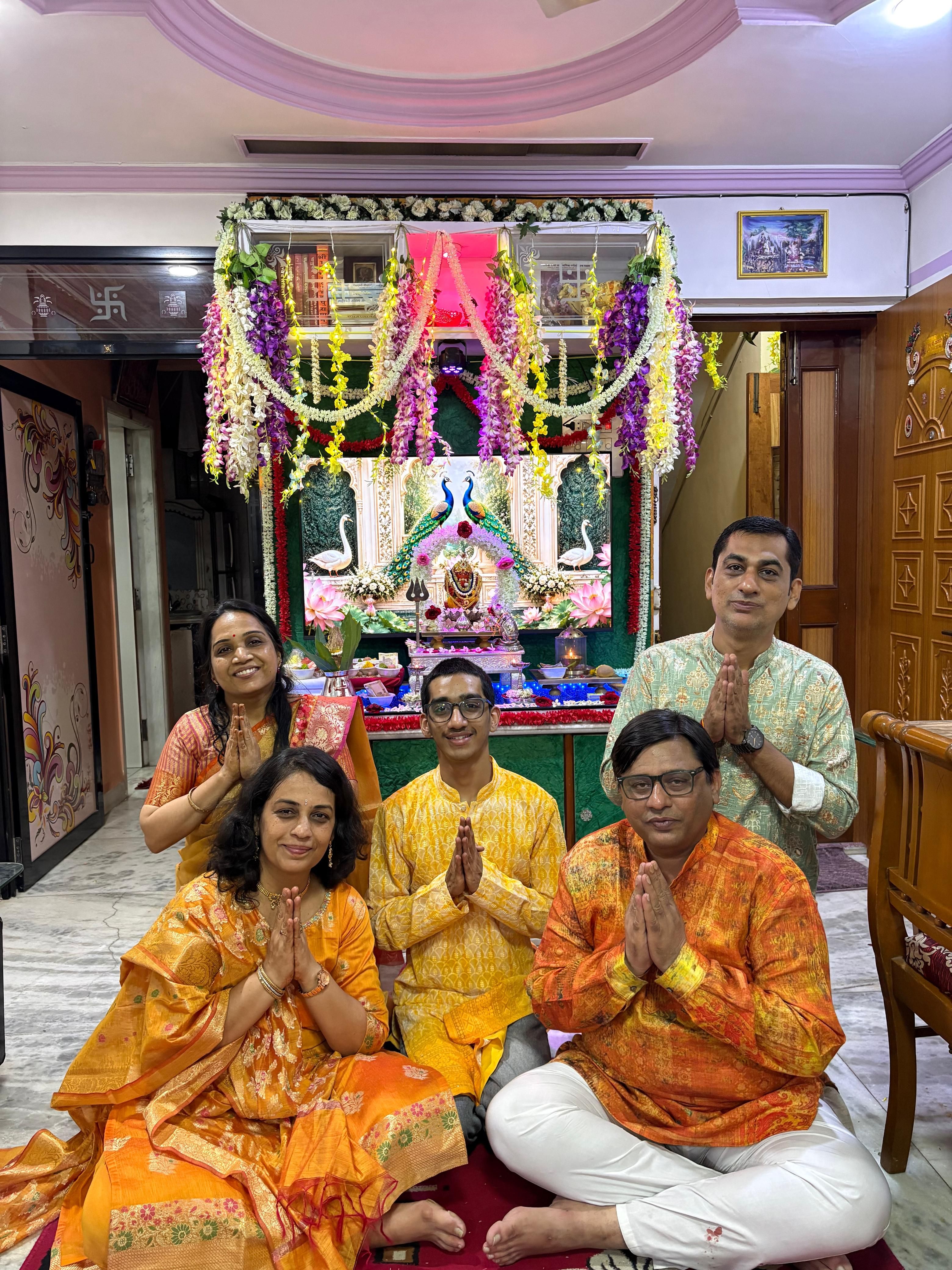 “झंवर परिवार के 37 वर्षों का सफर,विघ्नहर्ता के साथ”🙏🌺, photo 2 of 3