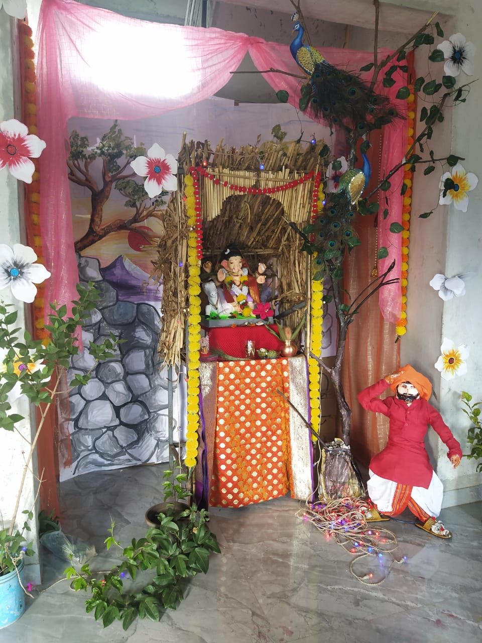 पर्यावरणपूरक देखाव्यातून दुष्काळग्रस्त बळीराजाची व्यथा