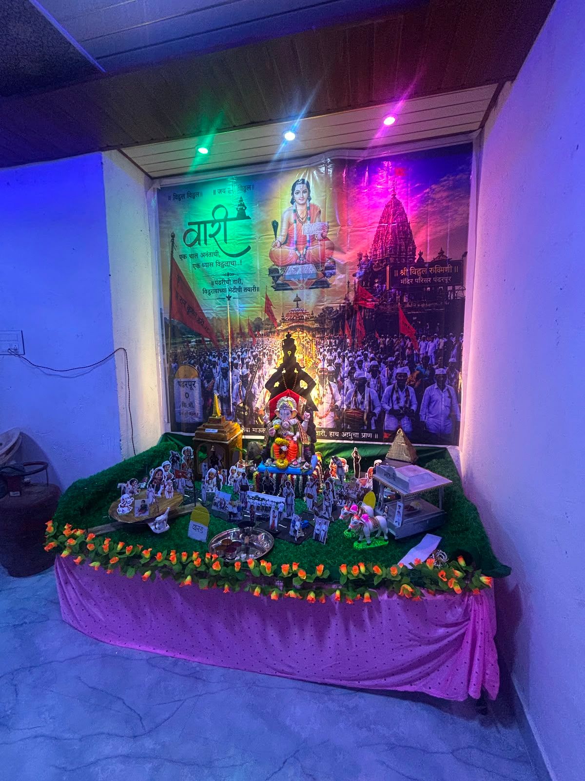 वारी देखाव्यासह घरगुती बाप्पाची भक्तिमय आरास, photo 2 of 2