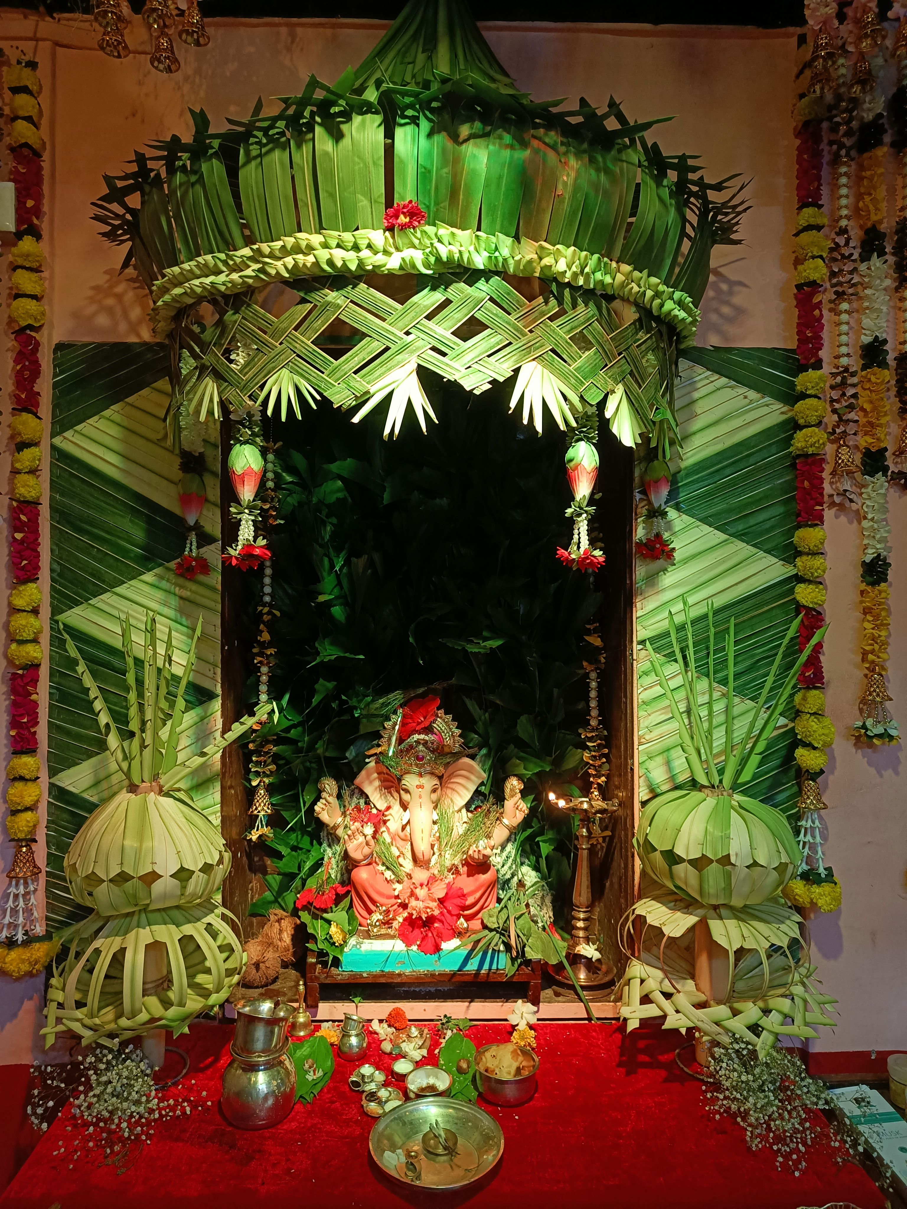 दापोली तालुक्यातील निसर्गसंपन्न अशा साखळोली गावातील बर्वे कुटुंबीयांचा पेशवे कालीन गणेशोत्सव