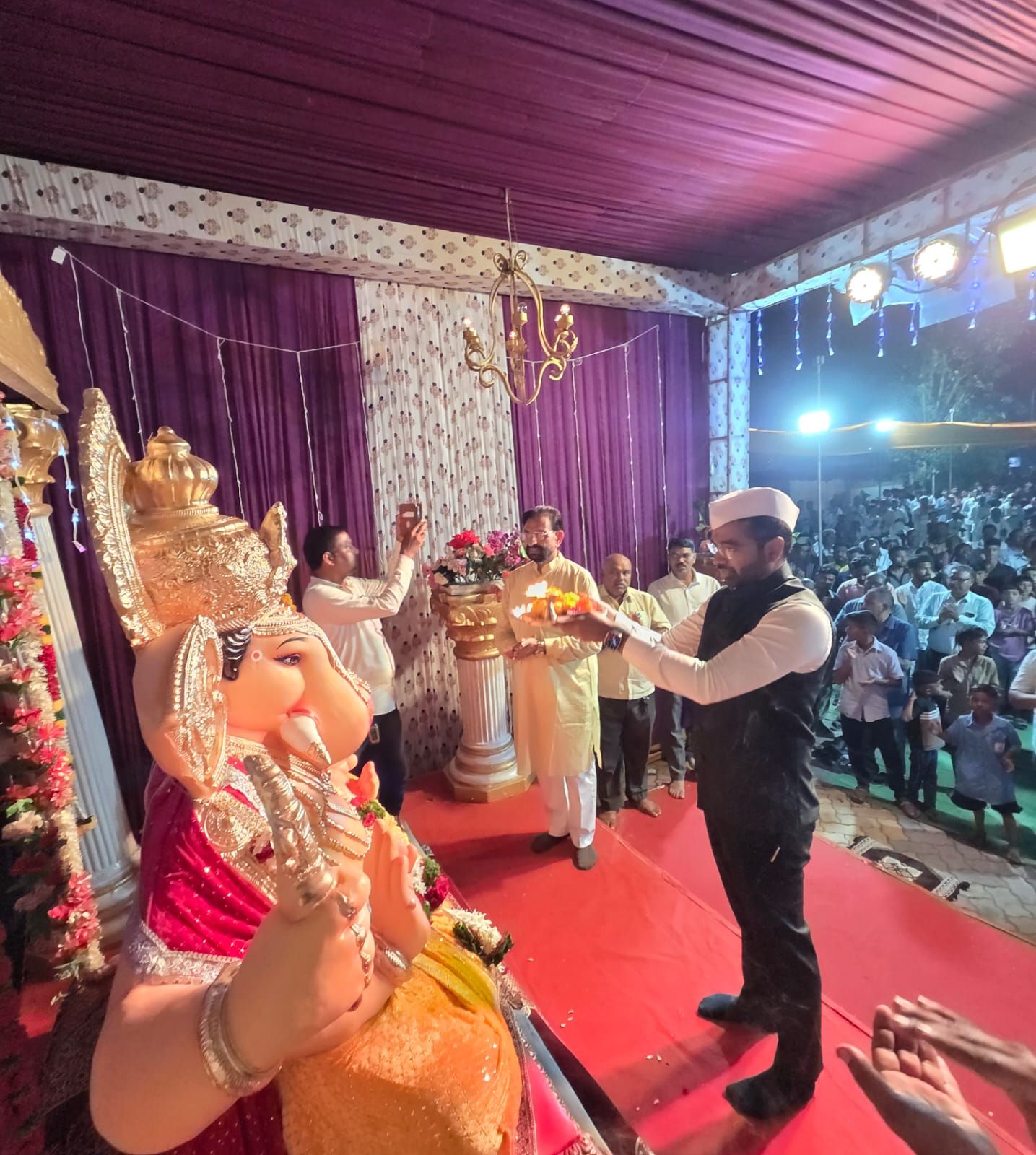 ‘एक गाव, एक गणपती’ उपक्रमांतर्गत मोहाडी येथे जिल्हाधिकाऱ्यांच्या हस्ते आरती