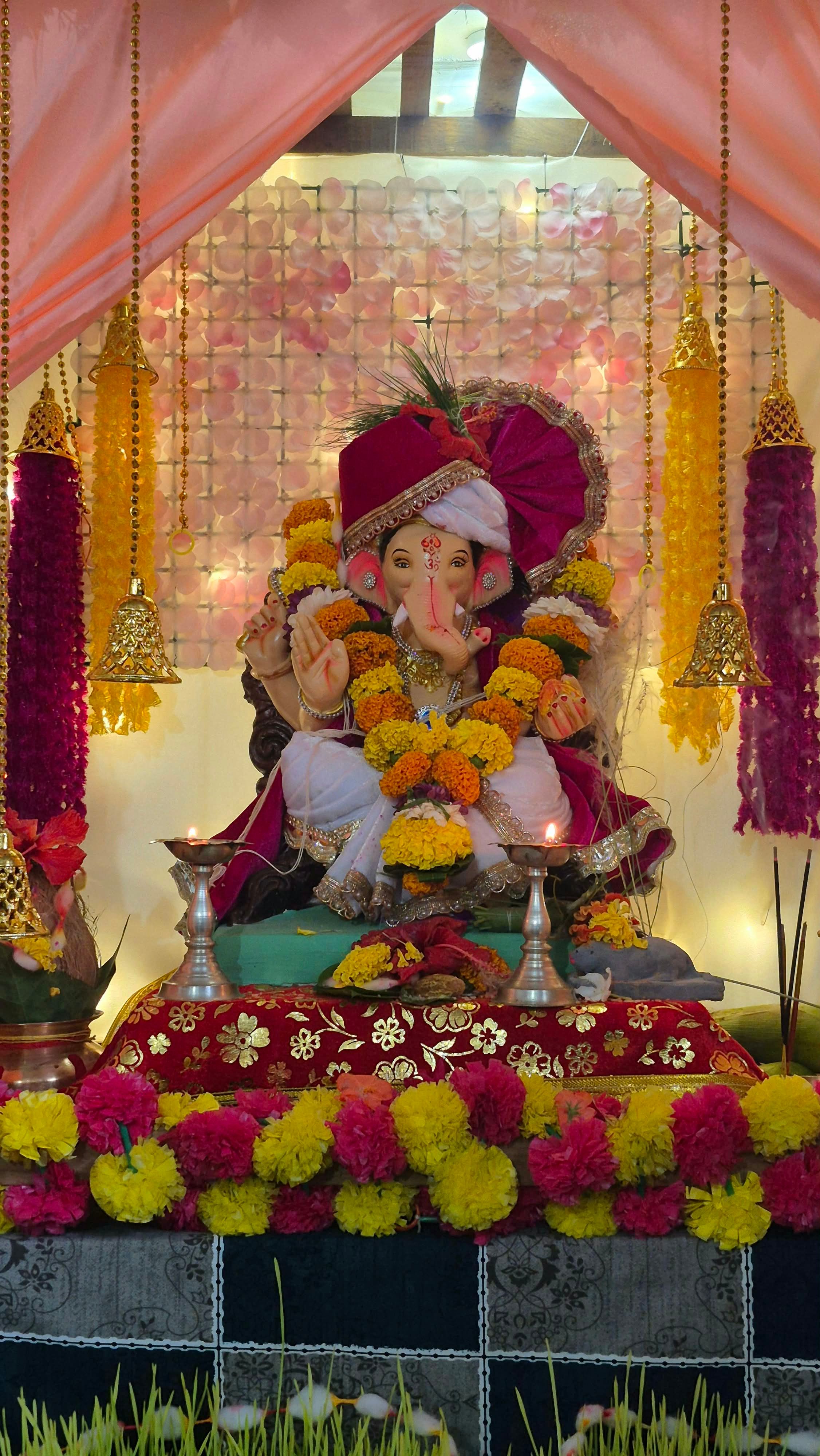 🏡❤️ बाप्पा आले घरी… आनंद झाला भारी! 🙏✨ गणपती बाप्पा मोरया! 🌺