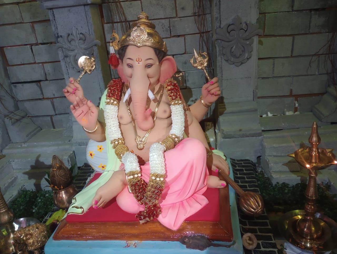 कृष्णाबाई मंदिर क्षेत्र महाबळेश्वर चा देखावा आहे