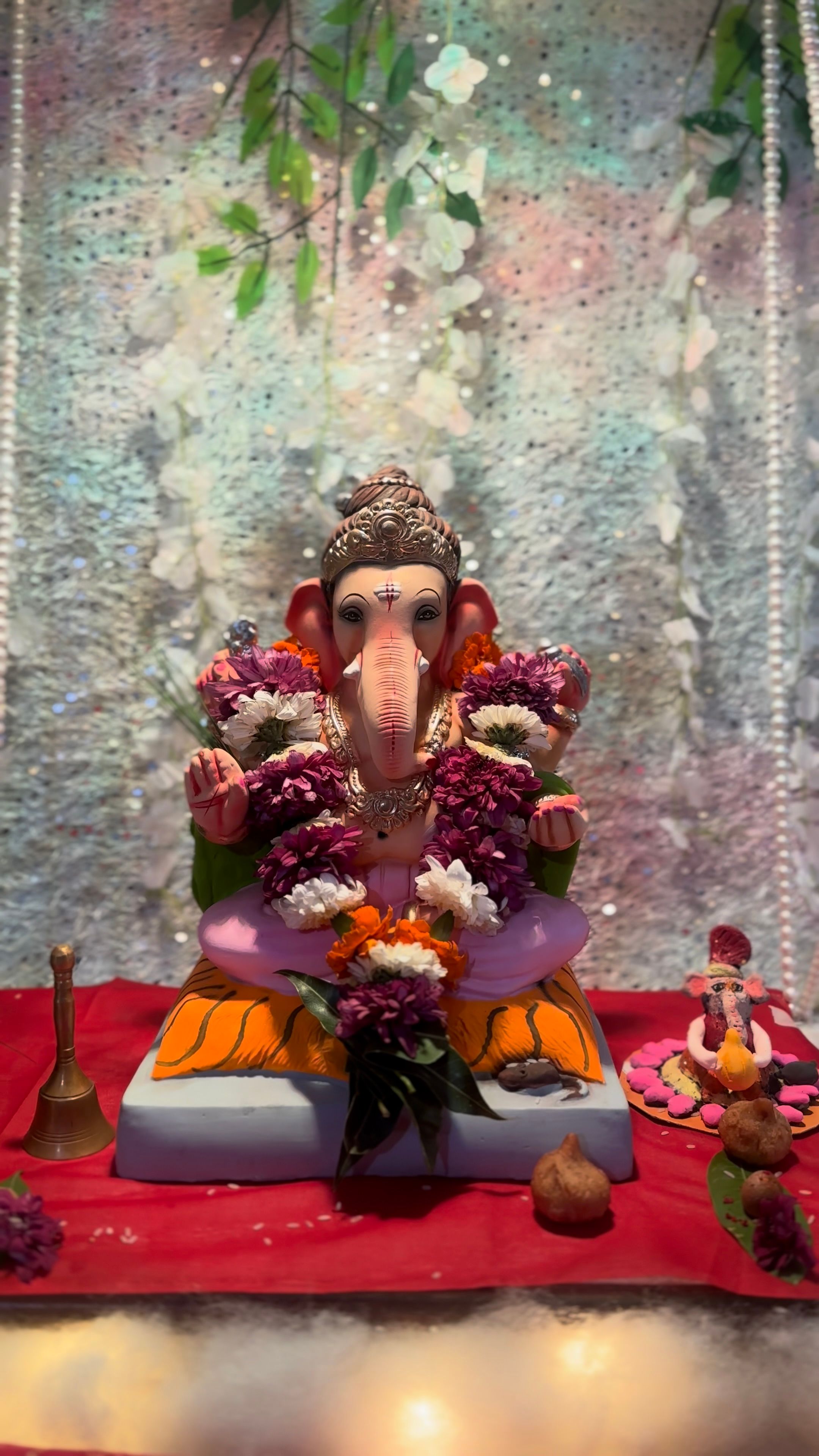 अंधुक परंपरेकडून उजळत्या श्रद्धेच्या मंदिराकडे: एका नव्या पर्वाची काव्यमय साक्ष