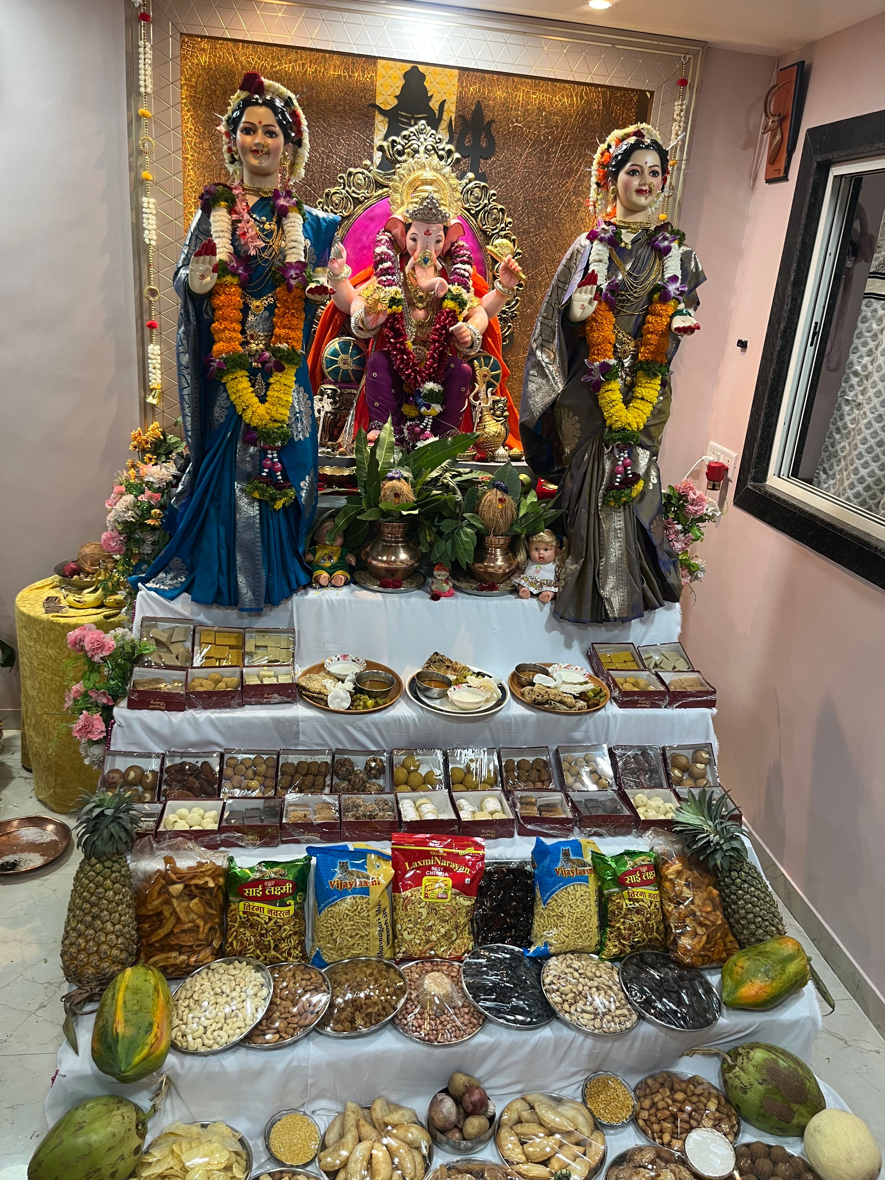 परंपरे नुसार आलेला गणपती