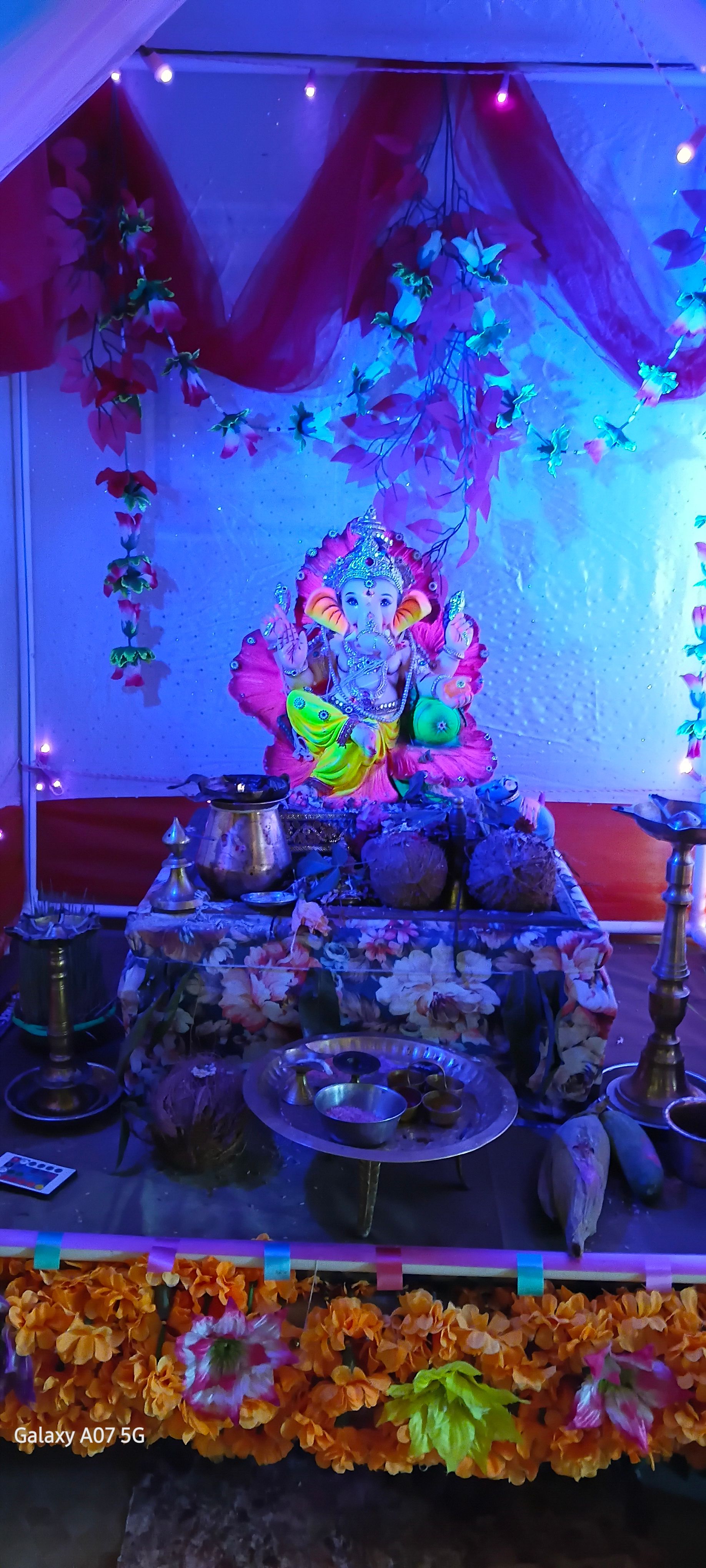 आमचे इथे मांडण्यात आलेला गणपती बाप्पा हा आमच्या आजोबांच्या काळापासून पूर्वपार चालत आलेला आहे आज या गणपती उत्सवाला 125 वर