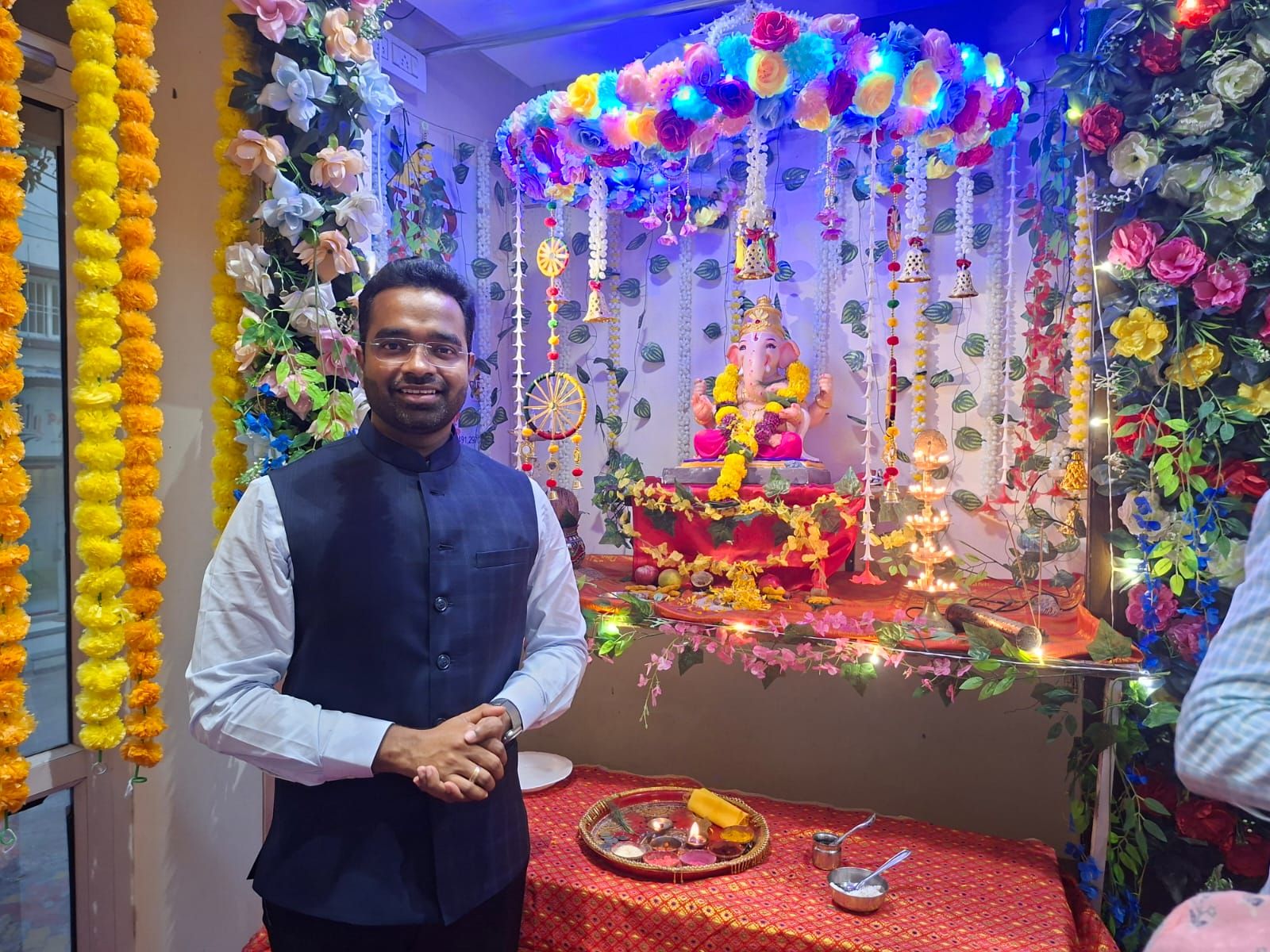 🕉️ दैनिक लोकशाहीच्या गणेशोत्सवात श्रींची महाआरती संपन्न 🙏
