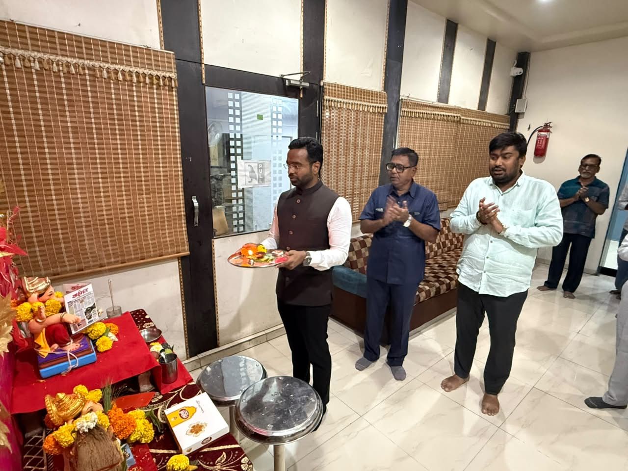 साईमत वृत्तपत्र कार्यालय श्रीगणरायाचे जिल्हाधिकाऱ्यांनी घेतले दर्शन
