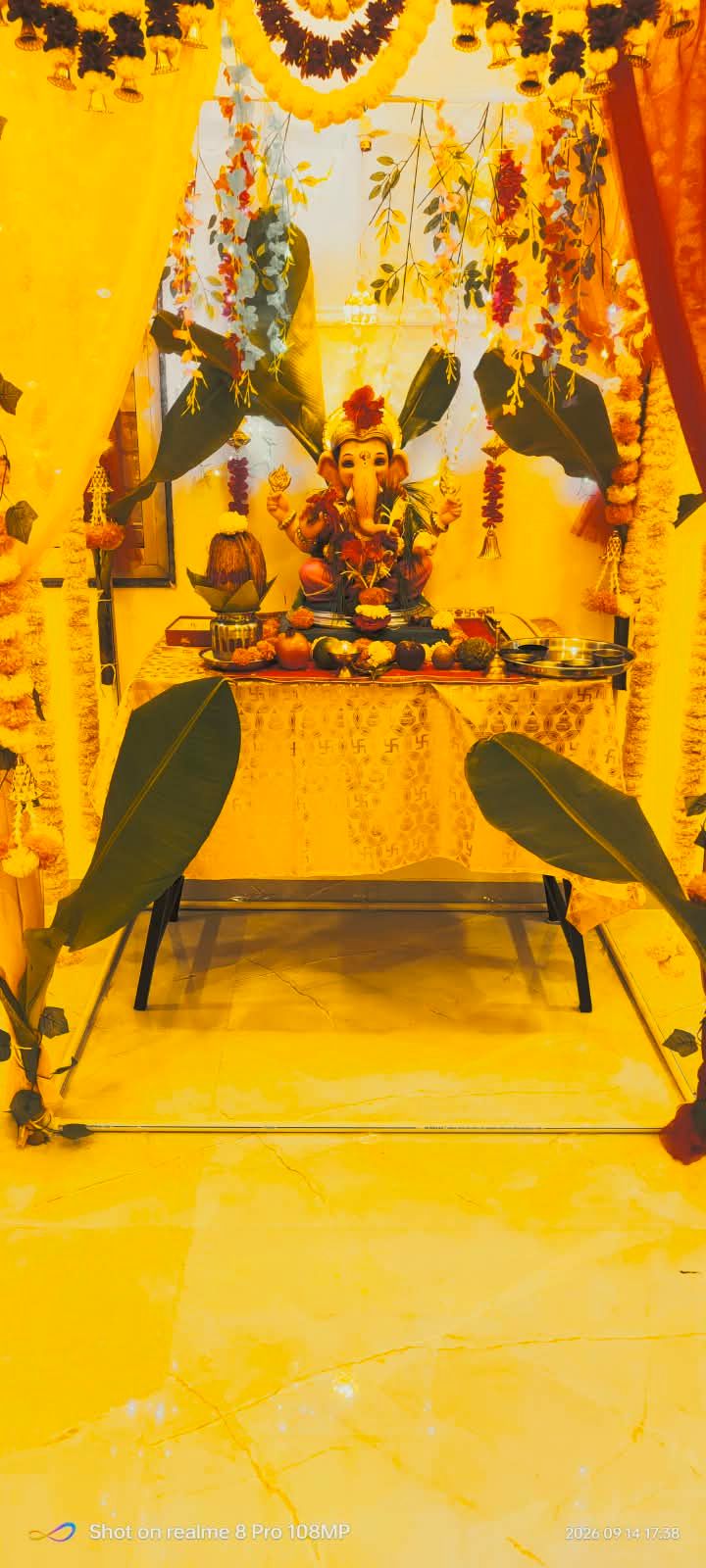बाप्पा आला माझ्या दारी, शोभा आली माझ्या घरी. संकट देवा तू सामावून घे, आशीर्वाद भरभरून दे! गणपती बाप्पा मोरया, मंगलमूर्ती