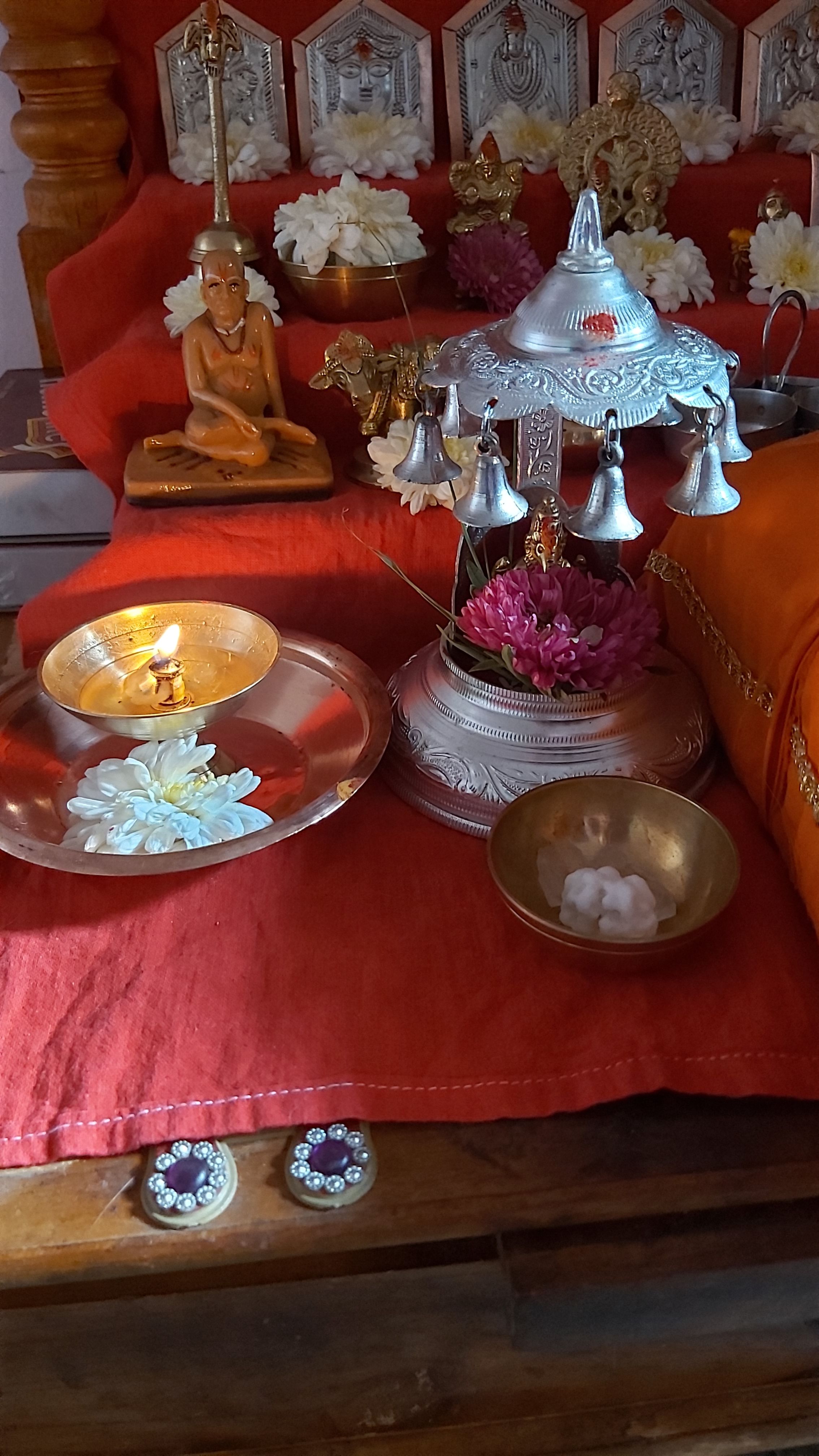 घरच्या गणेश ला दहा दिवस आरती करून साजरा गणपती उत्सव साजरा 