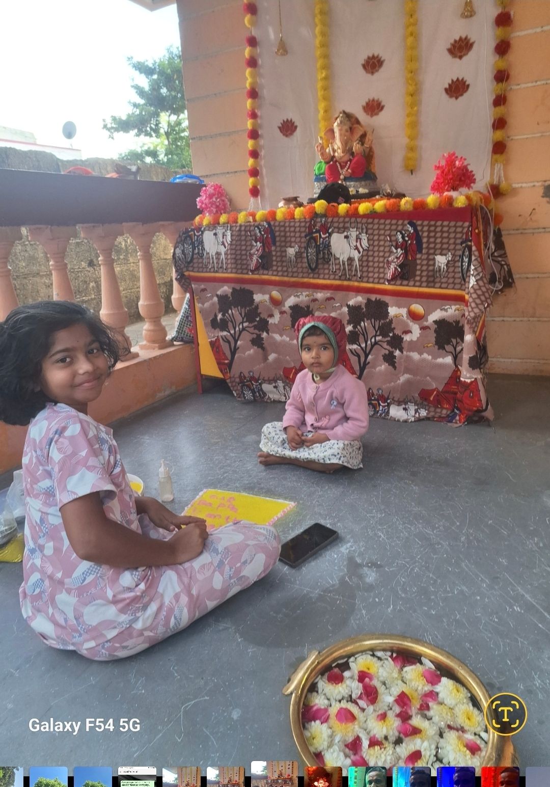 विशुताई भांगे आणि ओवी प्रसाद मिस्किन ची गणेश आरती सकाळची तयारी