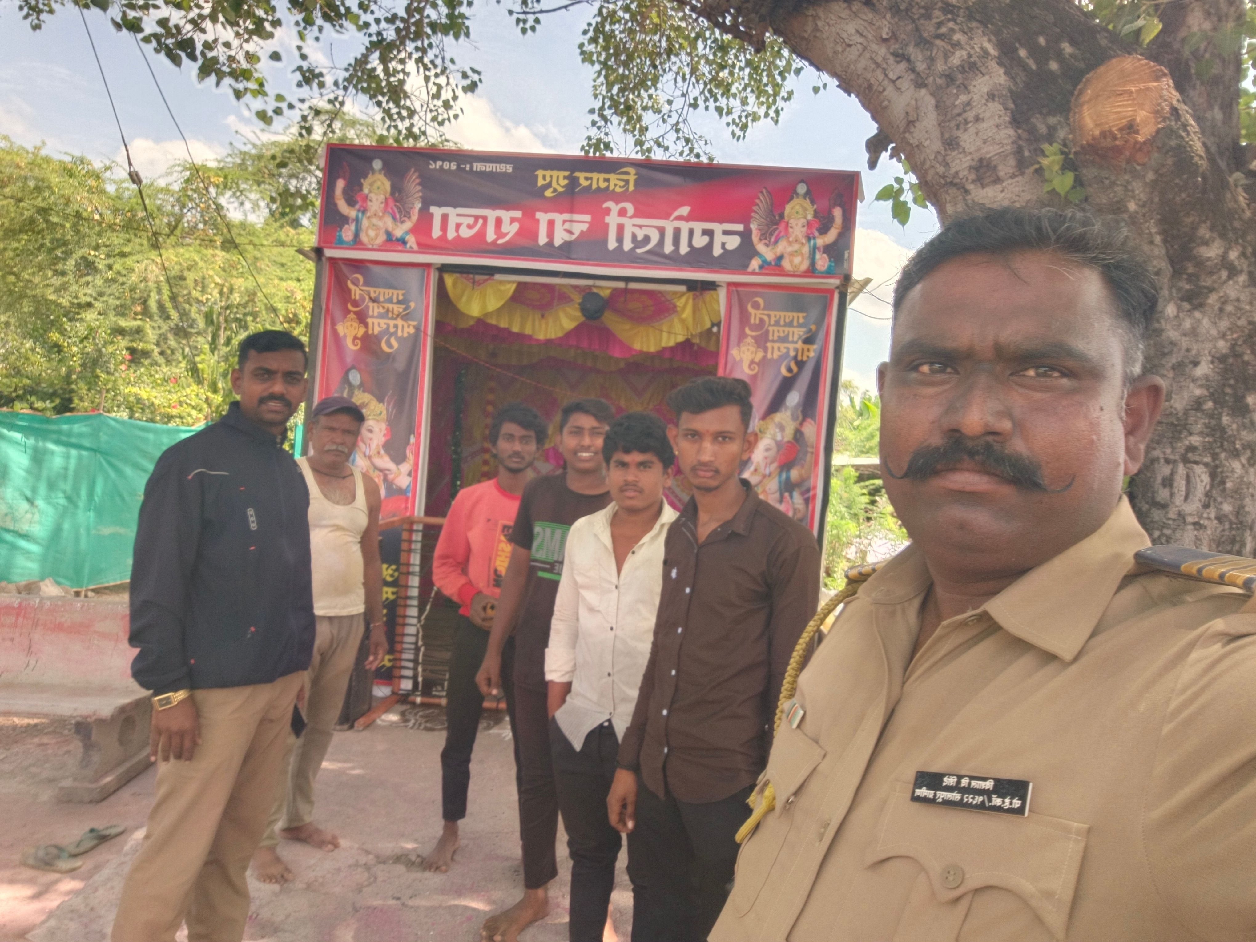 गणपती मंडळास भेट