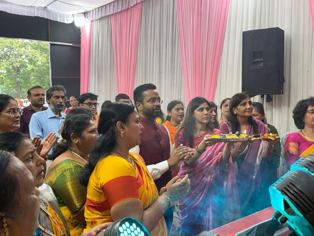 🙏 लोकमतच्या श्रीगणरायाचे जिल्हाधिकाऱ्यांनी घेतले दर्शन