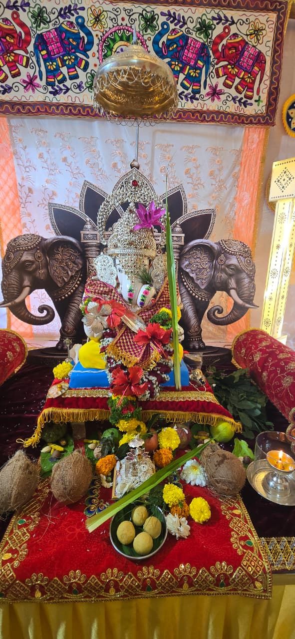 घरगुती गणपती ,
दगडुशेट हलवाई पुणे प्रतिक्रृती