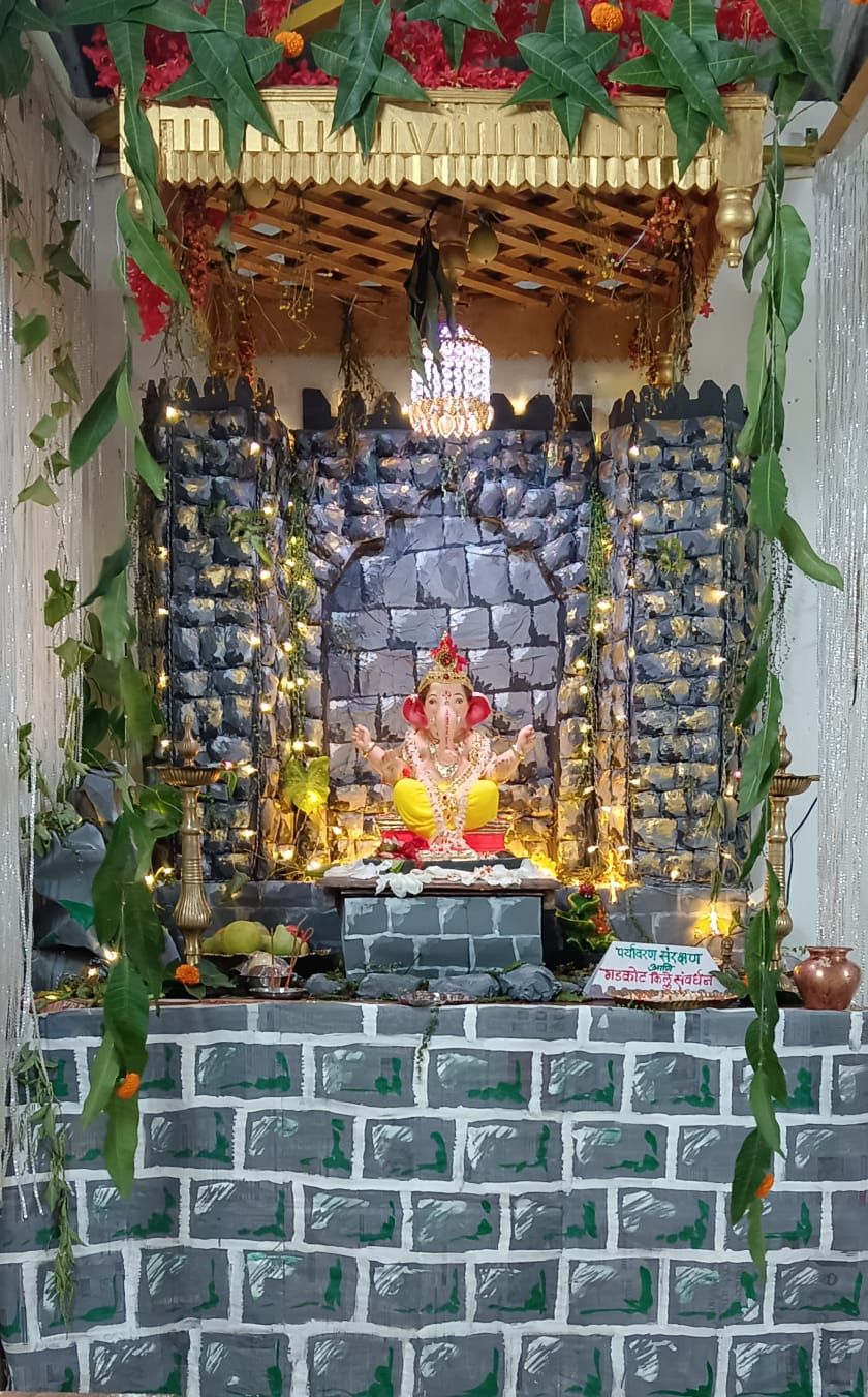 गडकिल्ले संवर्धन देखाव्यात बाप्पाचे पर्यावरणपूरक स्वागत