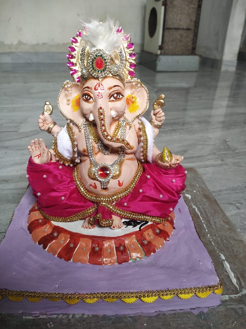 पर्यावरणपूरक देखाव्यातून दुष्काळग्रस्त बळीराजाची व्यथा, photo 2 of 2